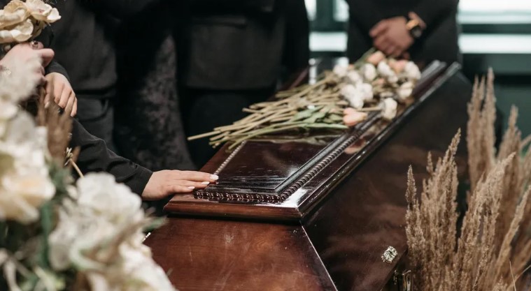 Mijn zus weigerde zelfs maar een cent te betalen voor de begrafenis van onze moeder - en beweerde toen tijdens haar toespraak voor alle gasten dat zij alles had betaald.
