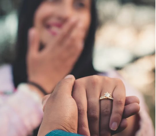 Miljonair bespot arme vrouw met 3 kinderen op businessclassvlucht totdat piloot hem onderbreekt - Verhaal van de dag