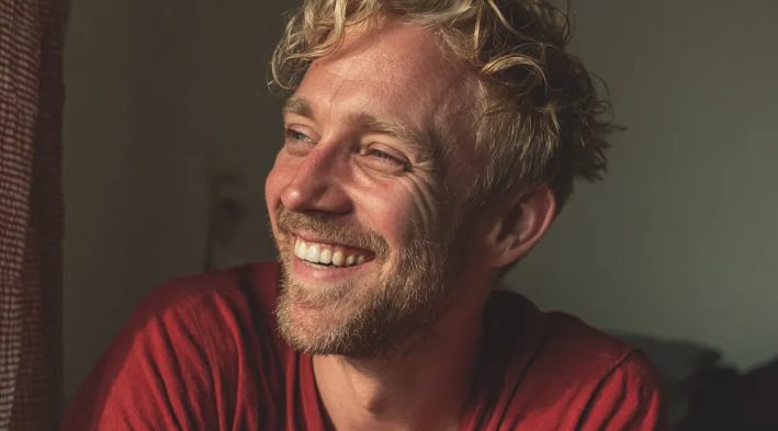 Mijn bruidegom gooide me expres in het zwembad tijdens onze bruiloftsfotoshoot – de reactie van mijn vader liet iedereen sprakeloos achter
