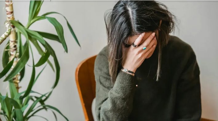 Mijn schoonzus at het eten van mijn kinderen op, keek de hele dag Netflix en loog over haar zwangerschap – ik gebruikte haar leugen om haar mijn huis uit te zetten.