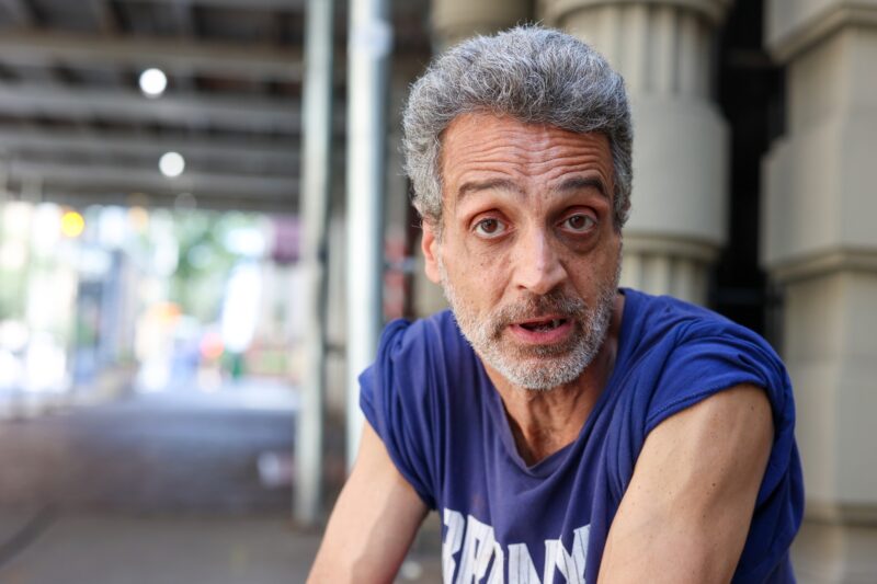 Schatten op de Stortplaatsen van de Grote Stad: Het Ontroerende Overleven van een Dakloze Man in Amerika