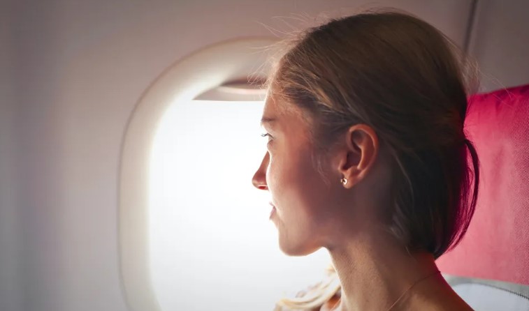 Miljonair bespot arme vrouw met 3 kinderen op businessclassvlucht totdat piloot hem onderbreekt - Verhaal van de dag
