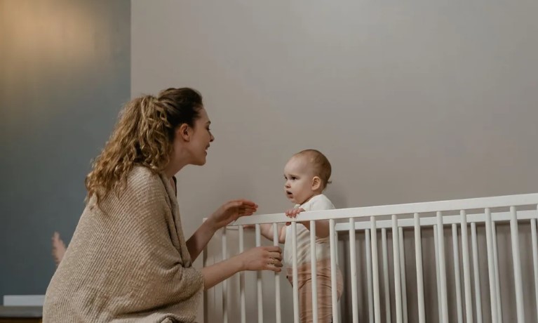 Pasgeboren baby huilt de hele dag, wat de ouders ook doen, dan controleren ze zijn bedje - Verhaal van de dag