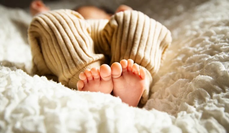 Pasgeboren baby huilt de hele dag, wat de ouders ook doen, dan controleren ze zijn bedje - Verhaal van de dag