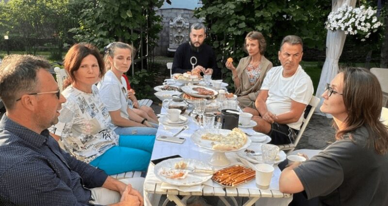 Mijn moeder was opgesloten in een kast tijdens mijn huwelijksceremonie — We stonden versteld toen we ontdekten wie het had gedaan en waarom.