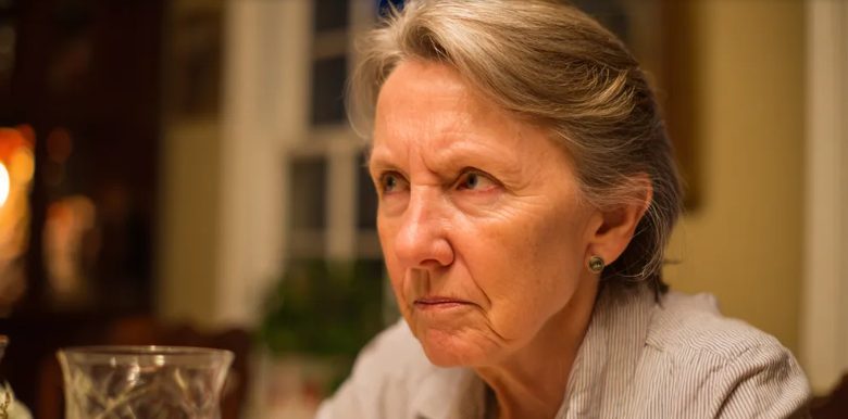 Mijn schoonmoeder gaf mijn man echtscheidingspapieren als verjaardagscadeau – wat hij daarna deed, liet iedereen sprakeloos achter.