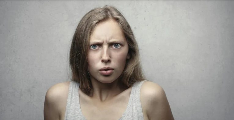 "Je zou mijn voeten moeten kussen!" schreeuwde mijn man me op een avond toe – drie dagen later kwam karma langs.