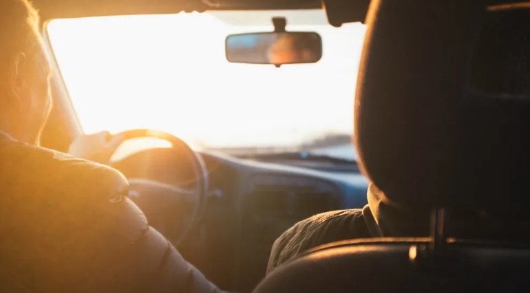 Rijke man in SUV blokkeert ambulance in het verkeer, zonder te weten dat zijn zoon erin ligt – Verhaal van de dag