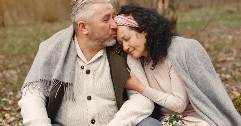 Een ouder echtpaar scheidt na 53 jaar huwelijk, en daarna ziet de man zijn ex-vrouw op een romantische afspraak in een café: verhaal van de dag