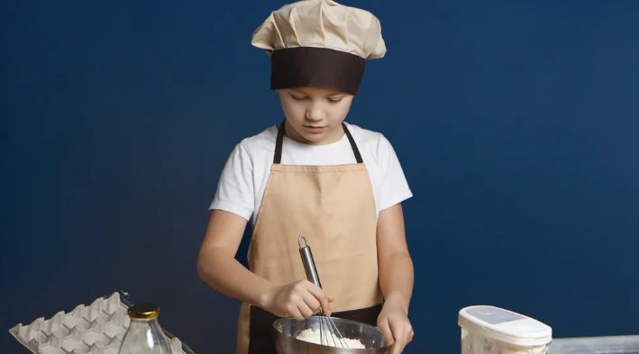 Mijn zoon houdt van bakken — wat mijn moeder hem aandeed, deed me haar het huis uitzetten.