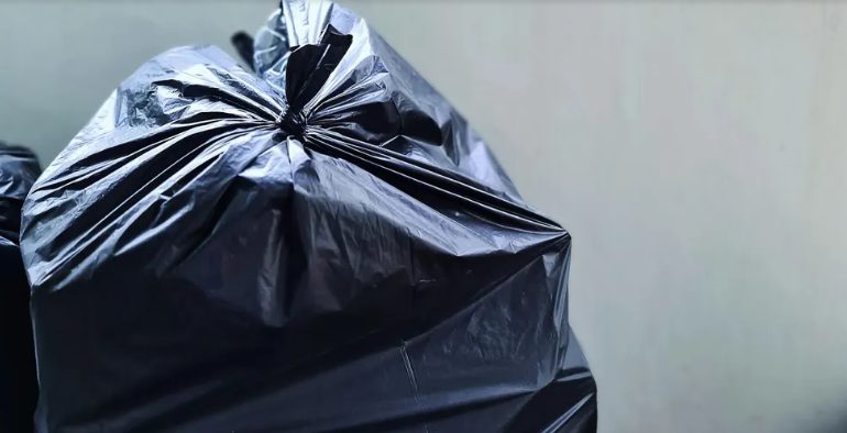 Mijn buurman weigerde zijn afval op te ruimen dat door de hele buurt verspreid lag — maar karma heeft het opgelost.