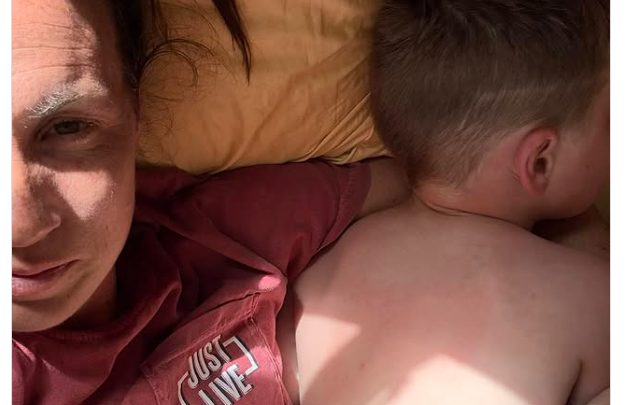 Nadat ze haar derde kind had gekregen, stortte ze in – toen ontdekte ze dat ze al vijf jaar met ongeneeslijke kanker leefde.