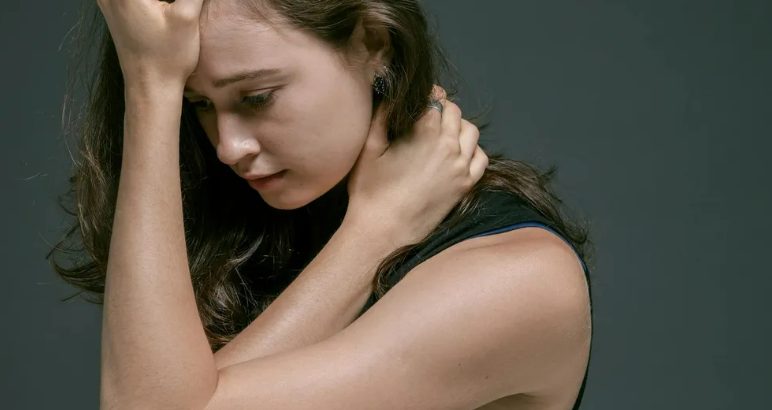 Mijn stiefdochter werd tijdens de huwelijksceremonie opgesloten in een kast – we waren geschokt toen we ontdekten wie haar dat had aangedaan en waarom.