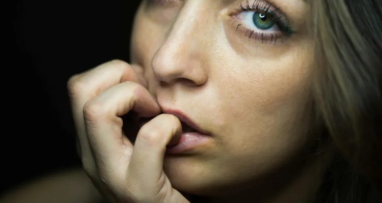 Mijn stiefdochter werd tijdens de huwelijksceremonie opgesloten in een kast – we waren geschokt toen we ontdekten wie haar dat had aangedaan en waarom.
