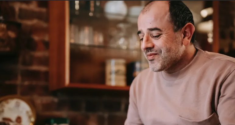 Oud echtpaar scheidt na 53 jaar huwelijk, later ziet man ex-vrouw daten in café — Verhaal van de dag