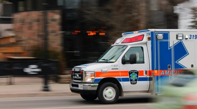 Rijke man in SUV blokkeert ambulance in het verkeer, zonder te weten dat zijn zoon erin ligt – Verhaal van de dag
