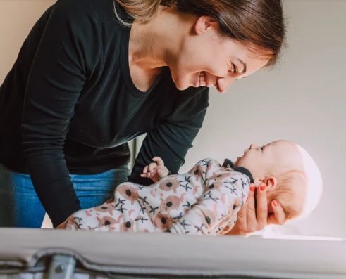 Moeder installeert babyfoon in kamer van zoon en schrikt wanneer ze beweging ziet — Verhaal van de dag