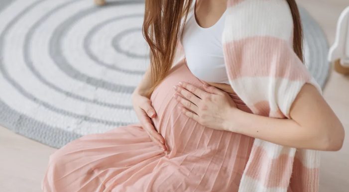 Moeder installeert babyfoon in kamer van zoon en schrikt wanneer ze beweging ziet — Verhaal van de dag