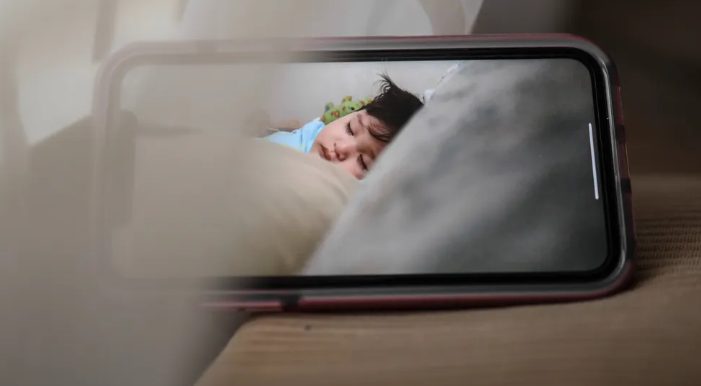 Moeder installeert babyfoon in kamer van zoon en schrikt wanneer ze beweging ziet — Verhaal van de dag