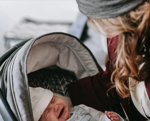 Moeder installeert babyfoon in kamer van zoon en schrikt wanneer ze beweging ziet — Verhaal van de dag