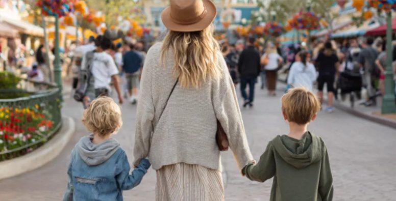 Mijn tante verdween met mijn ID en geld in Disneyland — ik bedacht het perfecte wraakplan in de trein naar huis.