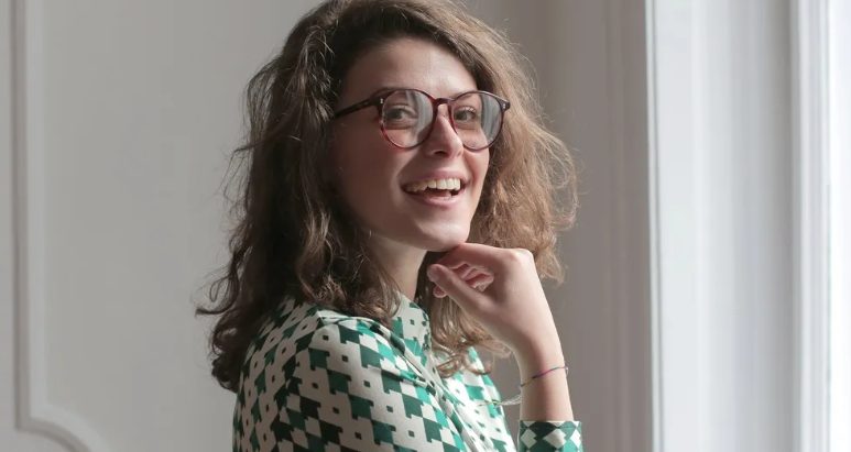 Een jonge vrouw wordt aangenomen als huishoudster en merkt de ingelijste foto van haar moeder op in de kamer van haar werkgever – Verhaal van de dag