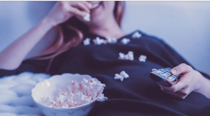 Mijn schoonzus at het eten van mijn kinderen op, keek de hele dag Netflix en loog over haar zwangerschap – ik gebruikte haar leugen om haar mijn huis uit te zetten.