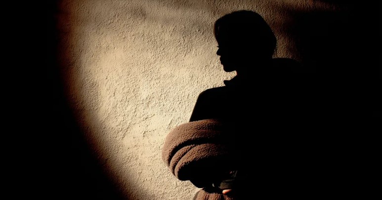 Bij de diploma-uitreiking van mijn zoon kwam een meisje naar me toe, gaf me een baby en fluisterde: 'Hij is nu van jou.'