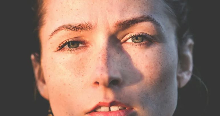 Mijn stiefdochter werd tijdens de huwelijksceremonie opgesloten in een kast – we waren geschokt toen we ontdekten wie haar dat had aangedaan en waarom.