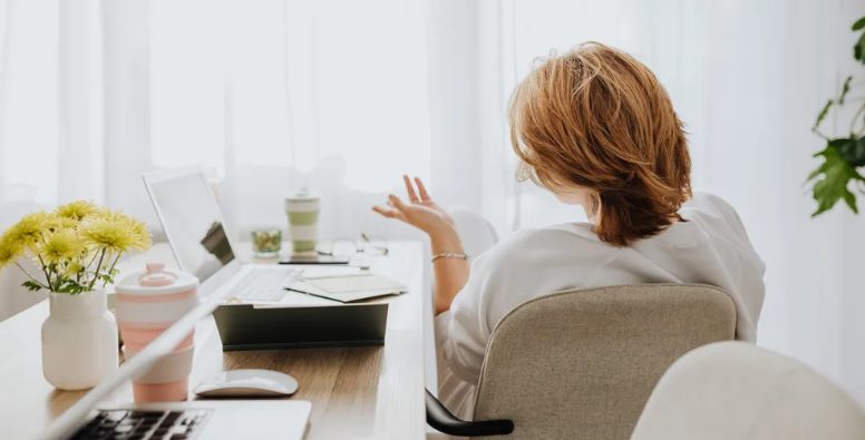 Man verlaat zijn vrouw en kind voor een jongere vrouw, jaren later wordt zijn dochter zijn baas — Verhaal van de dag