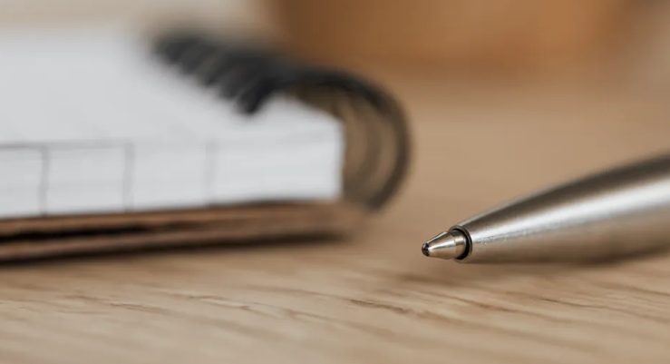 Arme conciërge koopt oude pop op rommelmarkt, geeft hem aan kind en hoort knisperend geluid ervan — verhaal van de dag