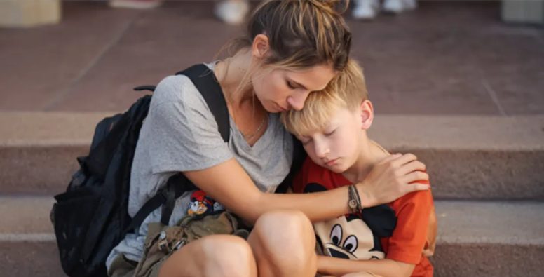 Mijn tante verdween met mijn ID en geld in Disneyland — ik bedacht het perfecte wraakplan in de trein naar huis.