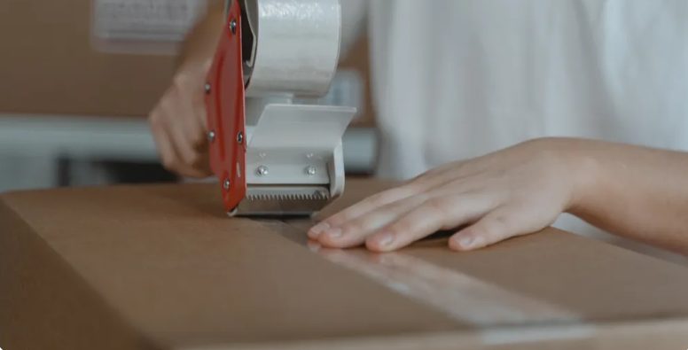 Man verlaat zijn vrouw en kind voor een jongere vrouw, jaren later wordt zijn dochter zijn baas — Verhaal van de dag