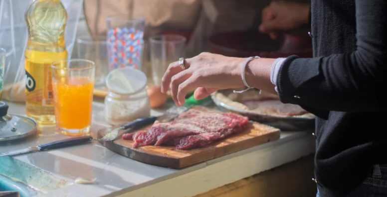 Man verlaat zijn vrouw en kind voor een jongere vrouw, jaren later wordt zijn dochter zijn baas — Verhaal van de dag