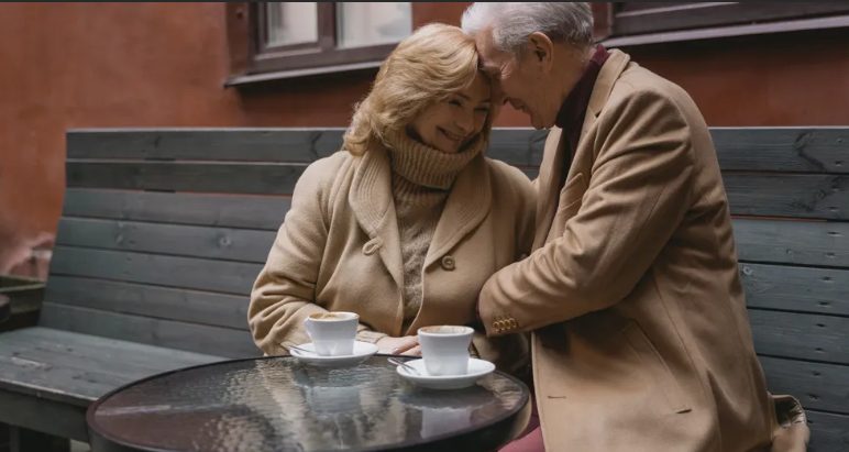 Oud echtpaar scheidt na 53 jaar huwelijk, later ziet man ex-vrouw daten in café — Verhaal van de dag