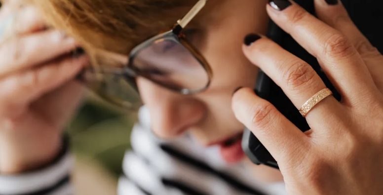 Man verlaat zijn vrouw en kind voor een jongere vrouw, jaren later wordt zijn dochter zijn baas — Verhaal van de dag