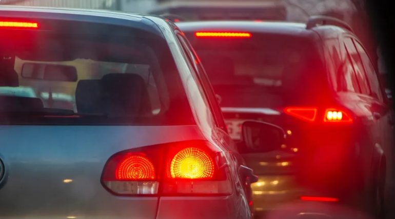 Rijke man in SUV blokkeert ambulance in het verkeer, zonder te weten dat zijn zoon erin ligt – Verhaal van de dag
