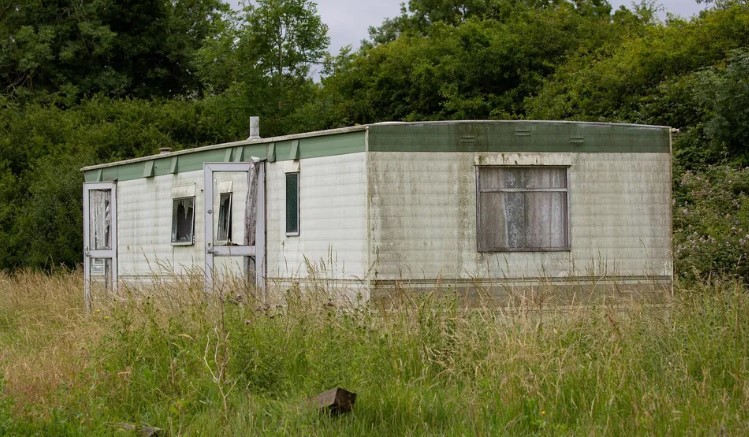 Jongen neemt de laatste 13 euro van zijn moeder om een bedrijf te starten, ze verhuizen van een kleine caravan naar een huis van 2 miljoen euro - Verhaal van de dag