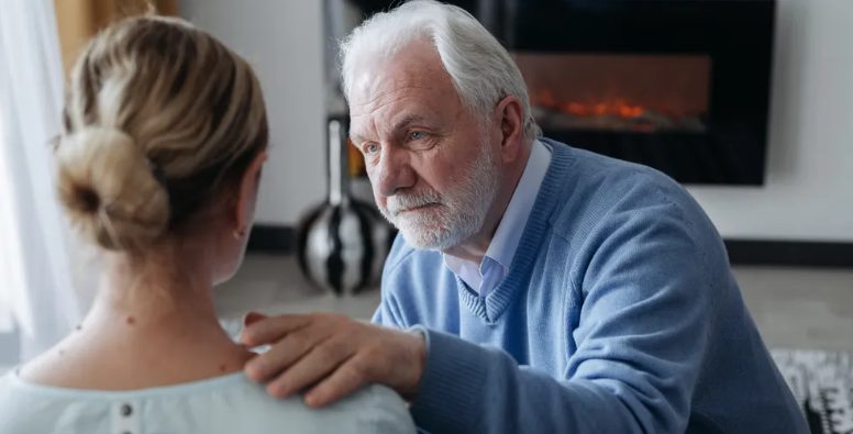 Man verlaat zijn vrouw en kind voor een jongere vrouw, jaren later wordt zijn dochter zijn baas — Verhaal van de dag