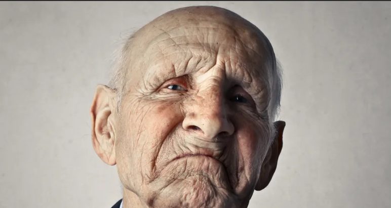 Oud echtpaar scheidt na 53 jaar huwelijk, later ziet man ex-vrouw daten in café — Verhaal van de dag
