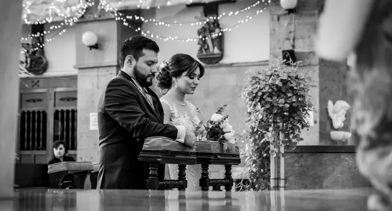 Een man ontdekt het verraad van zijn vrouw – hij loopt naar het altaar met een afstandsbediening in zijn hand.