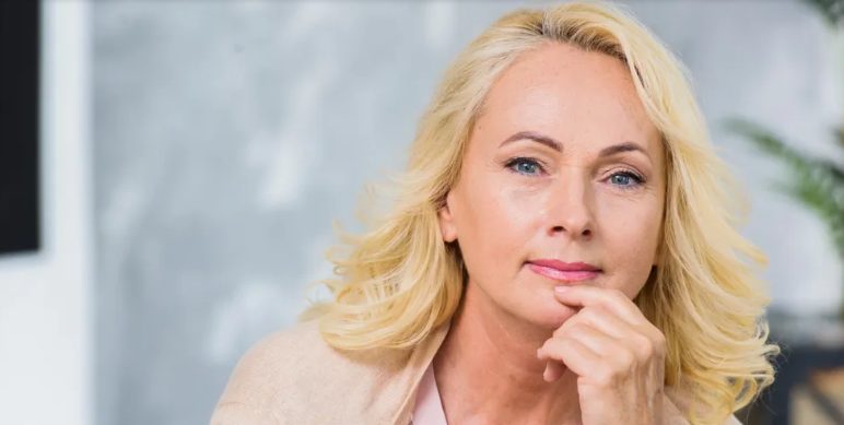 Mijn nieuwe buurvrouw vloog schaamteloos naar mijn man — dus gaf ik haar een genadeloze les