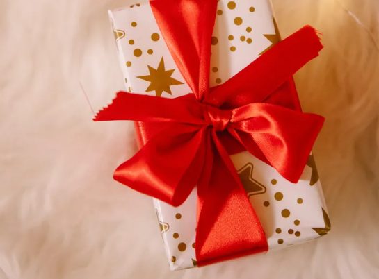 Op Valentijnsdag bespot een man zijn vrouw om de vuile afwas en negeert haar cadeau. Hij opent het pas na haar dood — Verhaal van de dag