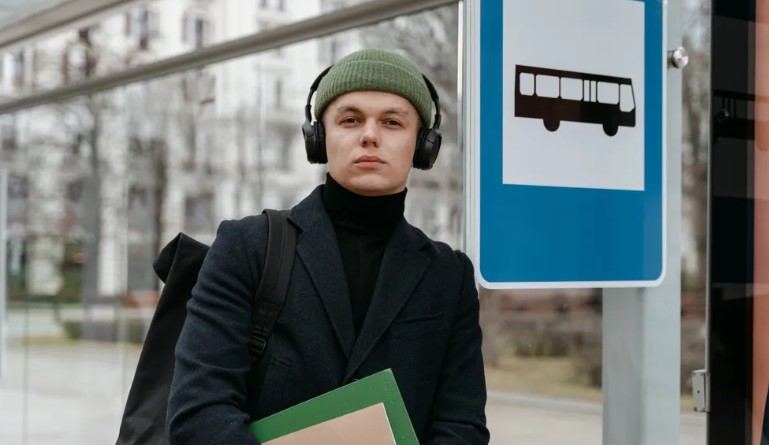 Oud stel geeft laatste spaargeld uit aan de opleiding van hun kleinzoon, hij nodigt hen niet uit voor zijn diploma-uitreiking – Verhaal van de dag