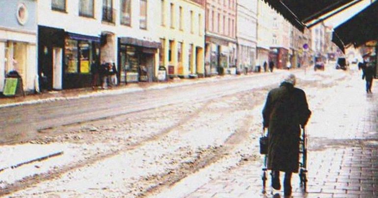 Een ouder echtpaar scheidt na 53 jaar huwelijk, en daarna ziet de man zijn ex-vrouw op een romantische afspraak in een café: verhaal van de dag