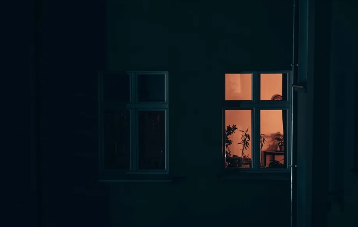 Ik stond op het punt te vertrekken toen ik ons kind zag — maar toen onthulde mijn vrouw een geheim dat alles veranderde.