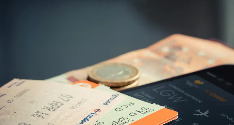 Mijn man kocht eersteklas tickets voor zichzelf en zijn moeder en liet mij en de kinderen in economy – mijn les voor hem was hard.