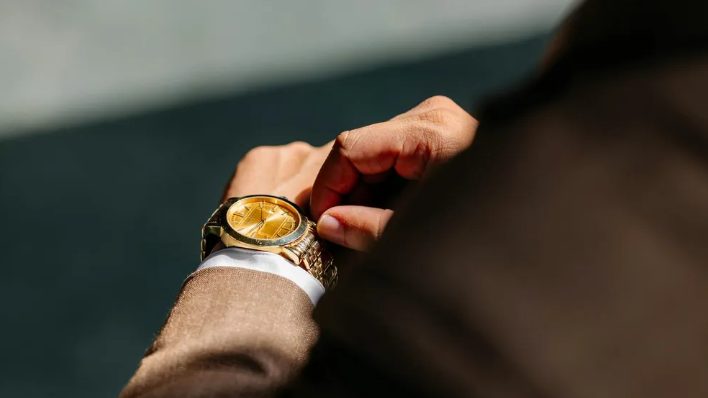 Mijn pasgeborene gilde op de eerste hulp toen een man met een Rolex zei dat ik middelen verspilde – toen barstte de dokter de kamer binnen en liet iedereen versteld staan.