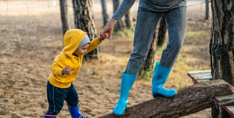 Ik nam mijn ouders in toen ze alles kwijt waren — maar toen hoorde ik hoe ze mijn zus vertelden dat ze alleen maar ‘wachten om me een schuldgevoel aan te praten zodat ik het huis op hun naam zet’.