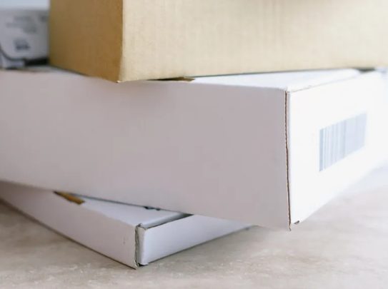 Oude eenzame vrouw ontvangt elke dag pakketten van een onbekend persoon, het laatste was een nieuw huis – Verhaal van de dag
